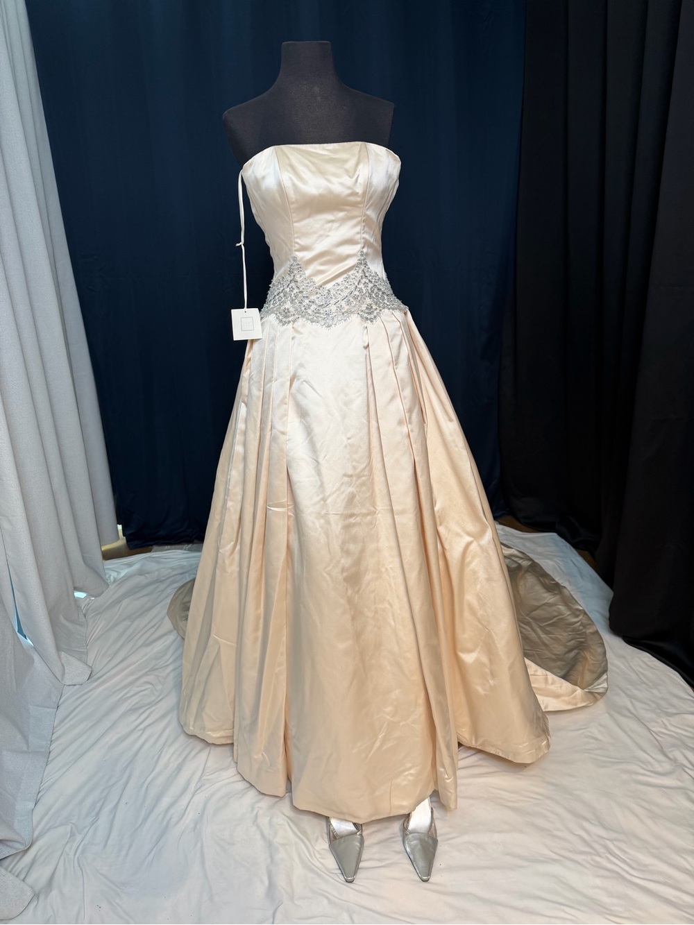 NWT COCOE VOCI WEDDING GOWN SIZE 4 w/veil & clutch - Picture 14 of 16